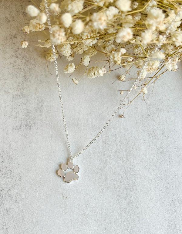 Elegante ketting met een pootvormige hanger van zilver