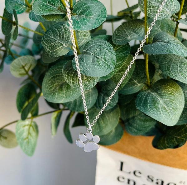 Elegante ketting met een pootvormige hanger van zilver