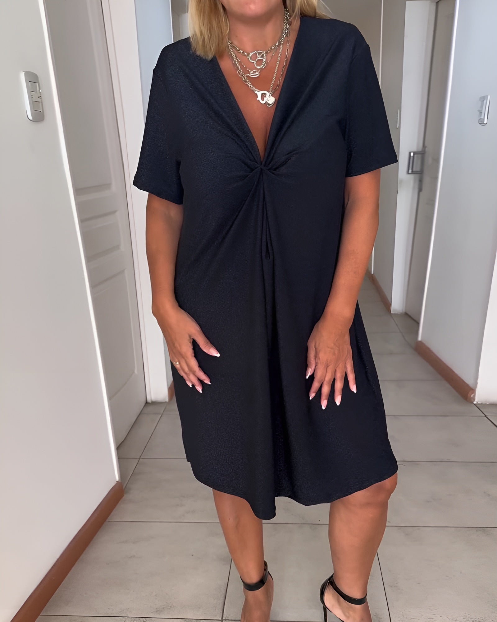 Laurence | Robe élégante à col en V