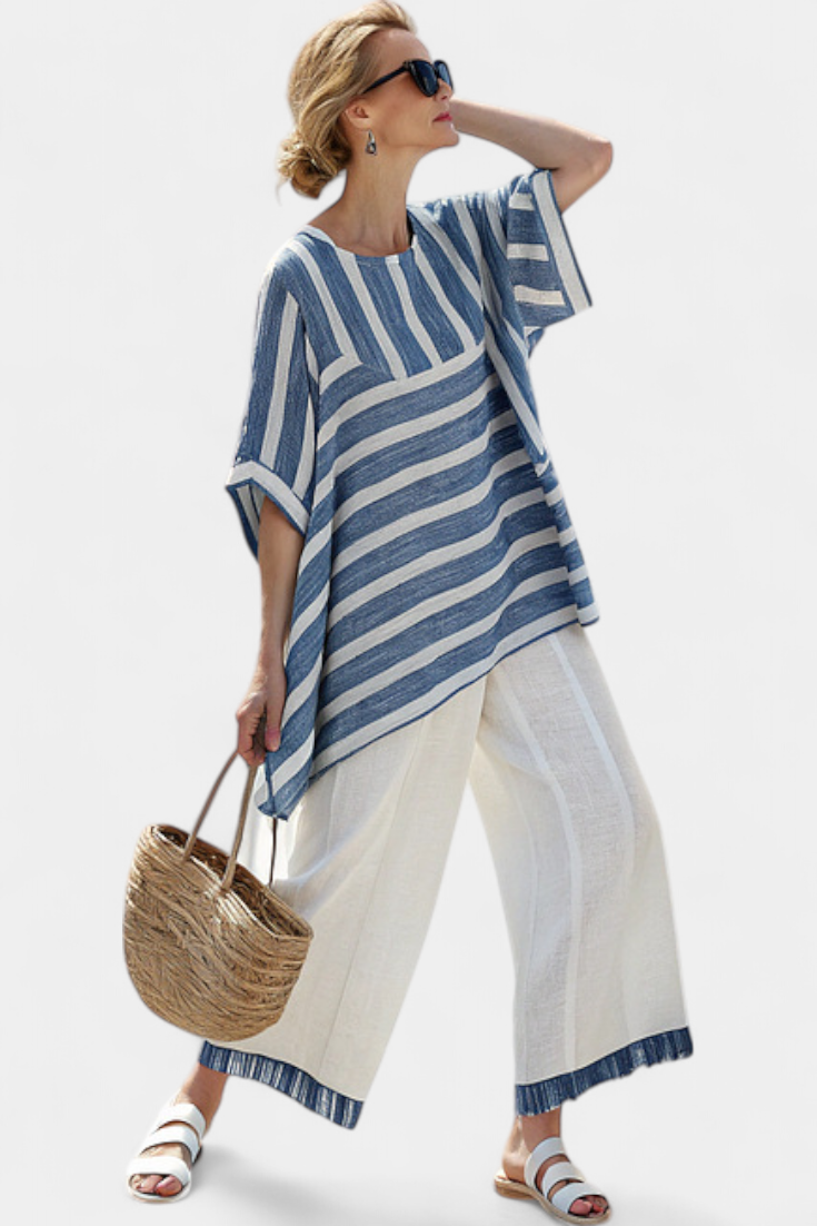 Elegante linnen set in mediterrane stijl met blauwe strepen en broeken met een afgewerkt onderkant voor een frisse en stijlvolle uitstraling