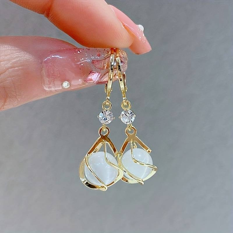 Vintage Gouden Hangende Oorbellen met Witte Opal