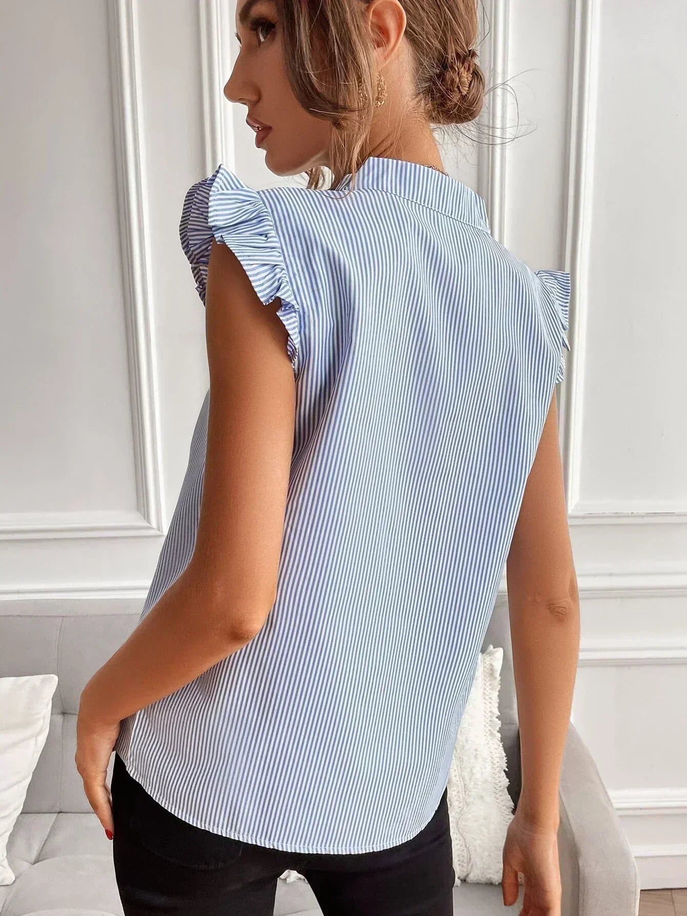 Arlene | Gestreepte blouse met ruffles en vleugelvormige mouwen